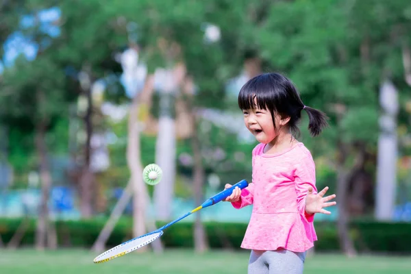 Πορτρέτο Παιδί Εικόνα Ετών Χαριτωμένη Ασιάτισσα Που Διασκεδάζει Παίζοντας Μπάντμιντον — Φωτογραφία Αρχείου