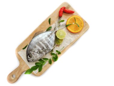 Taze Razorbelly Scad (Alepes kleinii) otlar ve meyvelerle süslenmiştir..