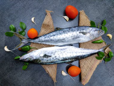 Taze Kahin Balığının Seçici Odak Noktası, Siyah ahşap bir zeminde otlar ve sebzelerle süslenmiş Kral Balık.