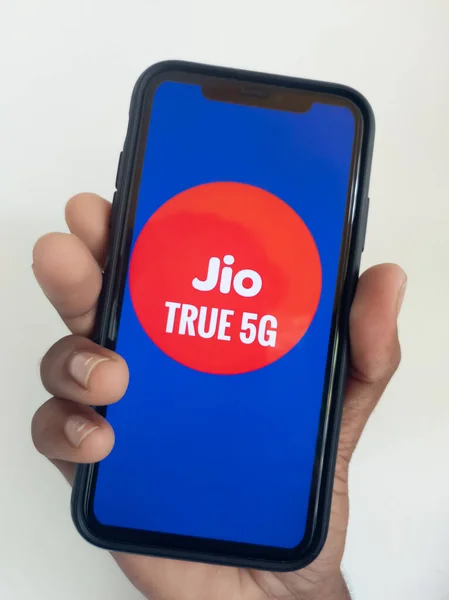 Chennai, Hindistan, Ağustos 2022: Cep telefonunu tutmanın seçici odağı ve Jio 5G 'yi mobil cihaz ekranında görüntüledi.