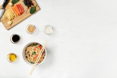 beyaz arkaplanda chapchae ve malzemeler