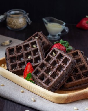 Çilekli çikolatalı waffle, çam fıstığı.