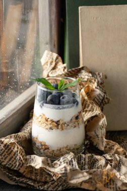 Kahvaltı yulaf ezmesi, yoğurt ve böğürtlen.