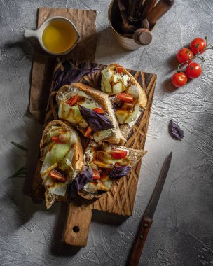 Süzme peynirli bruschetta, salatalık, vişneli domates, fesleğen