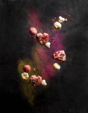 Renkli dumanla çikolata kalp şeklindeki havaya yükselme