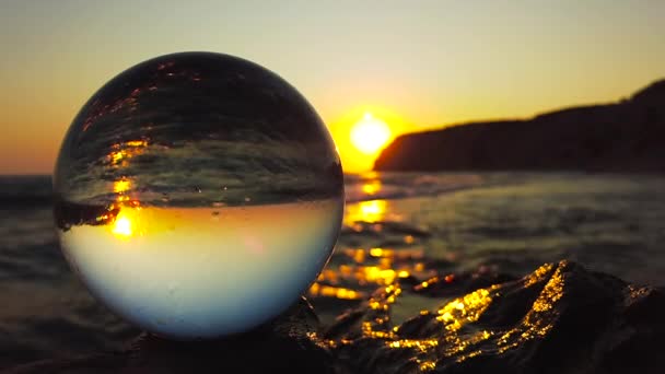Uma Bola Vidro Está Penhasco Frente Mar Por Sol Quando — Vídeo de Stock