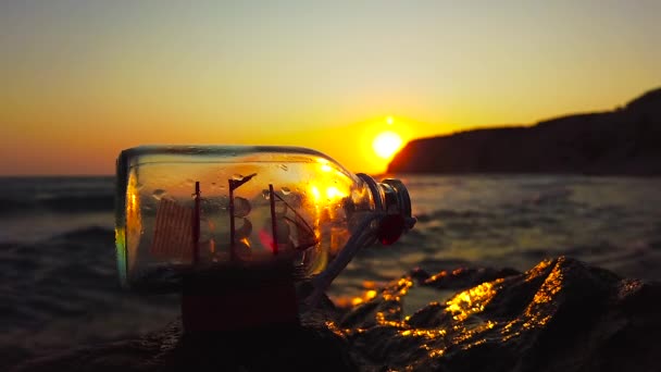 Statek Butelce Zachodzie Słońca Przed Spokojnym Morzem Wyspa Kos Grecja — Wideo stockowe