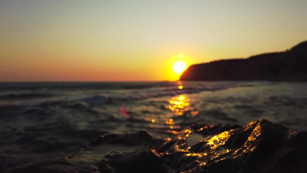 Een Schip Een Fles Bij Zonsondergang Tegenover Een Kalme Zee — Stockvideo