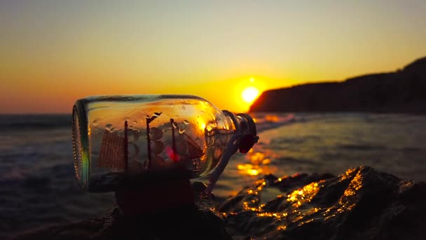 Egy Hajó Egy Palackban Sunset Előtt Egy Nyugodt Tenger Kos — Stock videók