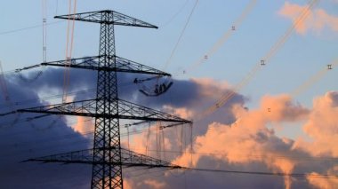 Hat çalışanları Leipzig, Almanya 'da yüksek voltajlı bir elektrik direğinde çalışıyorlar. 