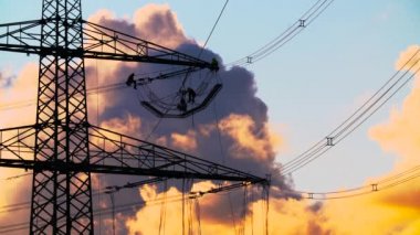 Yüksek voltajlı pilon ve elektrik hatlarını teknisyenler, Leipzig, Almanya 