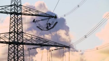 Yüksek voltajlı pilon ve elektrik hatlarını teknisyenler, Leipzig, Almanya 