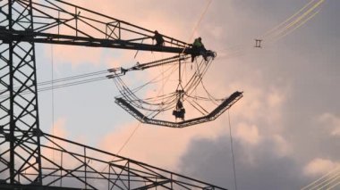 Hat görevlileri Almanya 'nın Leipzig kentindeki elektrik hatlarında çalışıyor. 