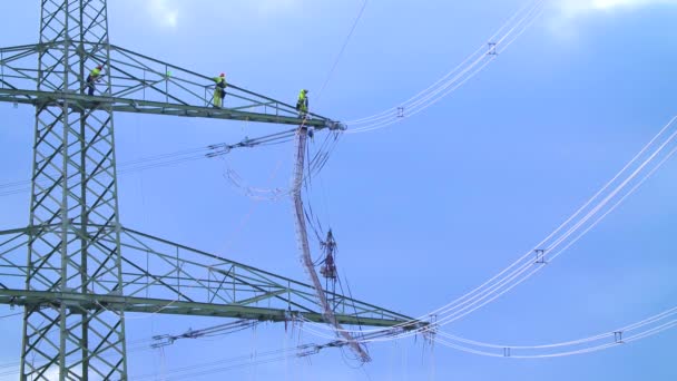 Linemen Working Great Heights Side Boom Power Pylon Λειψία Γερμανία — Αρχείο Βίντεο