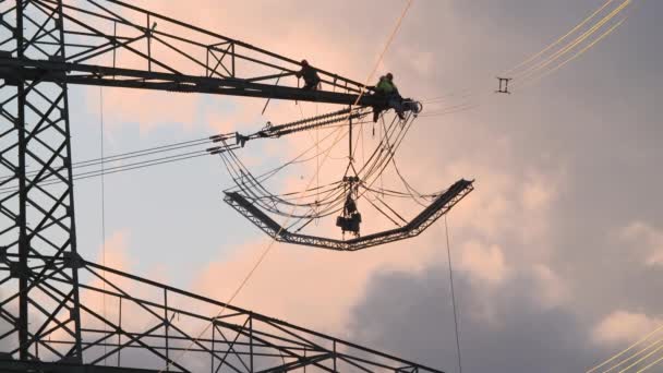 Linemen Work Power Lines Λειψία Γερμανία — Αρχείο Βίντεο