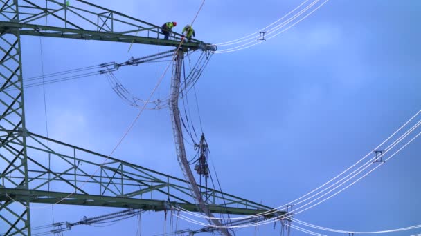 德国莱比锡 三个适配器在一个动力塔的侧杆上 在很高的高度上工作 — 图库视频影像