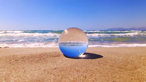 Eine Glaskugel Liegt Sand Einem Strand Auf Der Griechischen Insel — Stockvideo