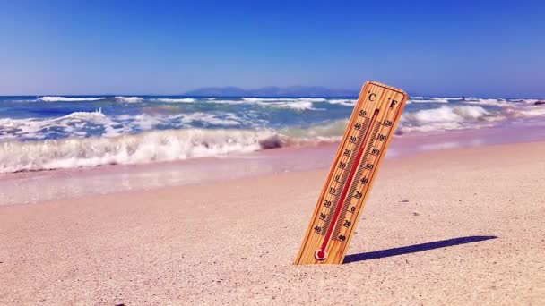 Een Thermometer Een Warme Zomerdag Herinnert Aan Opwarming Van Aarde — Stockvideo