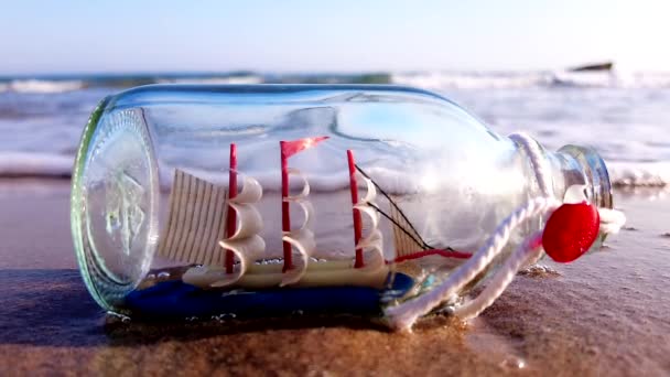Şişedeki Bir Gemi Kumlu Bir Sahilde Uzanıyor Ağır Çekimde Dalgalarla — Stok video