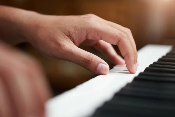 Азіатський Чоловік Грає Вдома Піаніно — стокове фото