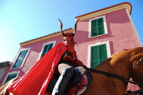 Osoba Masce Diabła Jeżdżąca Koniu Podczas Festiwalu Sant Antoni Majorce Zdjęcie Stockowe