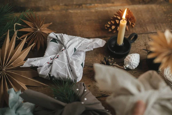 Cadeaux Noël Enveloppés Dans Tissu Sur Une Table Bois Rustique — Photo