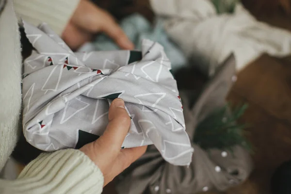 Furoshiki Zábal Žádné Plýtvání Vánočními Svátky Ruce Držící Vánoční Dárek — Stock fotografie