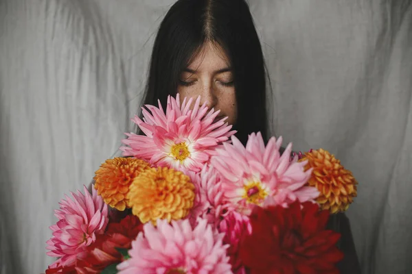 Hermosa Mujer Oliendo Ramo Flores Otoño Habitación Rústica Momento Mal — Foto de Stock