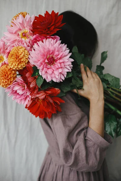 Hermosa Mujer Sosteniendo Coloridas Flores Dalias Habitación Rústica Florista Vestido — Foto de Stock