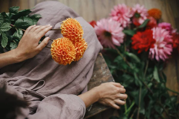 Žena Držící Pomerančovou Květinu Sedící Dřevěné Rustikální Lavičce Pohled Shora — Stock fotografie