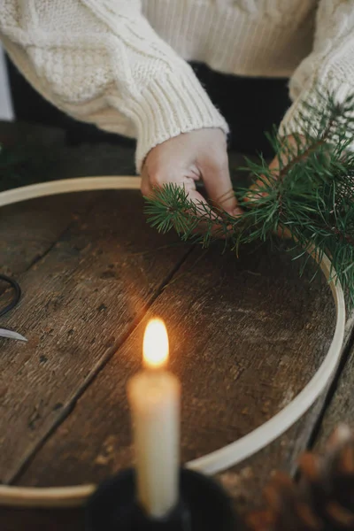 Ruce Vyrábějící Moderní Vánoční Věnec Rustikálním Stole Jedlovými Větvemi Stuhami — Stock fotografie