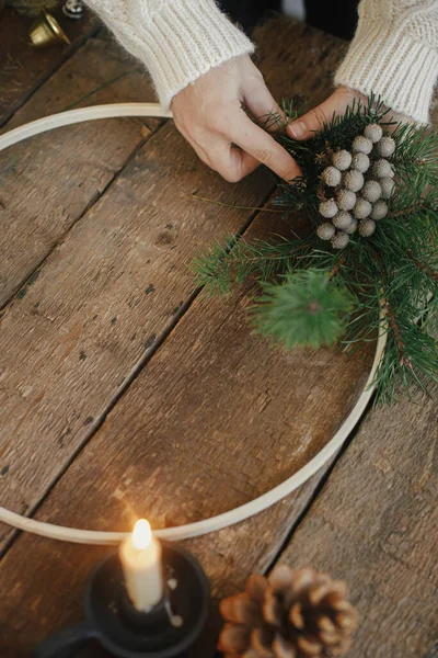 Making Modern Minimalistic Christmas Wreath Hands Making Wreath Rustic Table — Stock Photo, Image