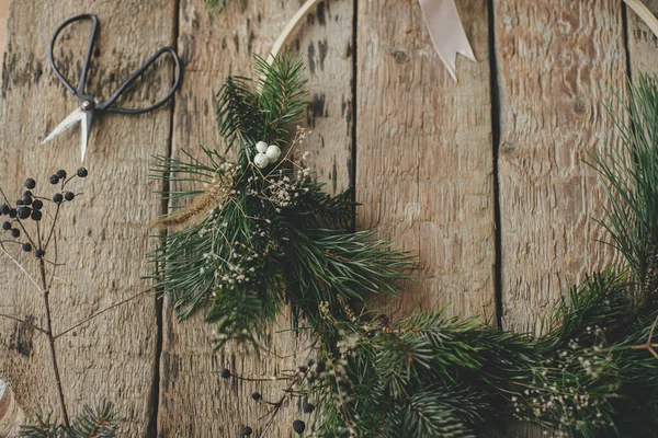 Moderne Kerstkrans Met Sparren Takken Kruiden Schaar Rustiek Hout Bovenaanzicht — Stockfoto