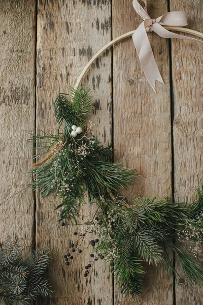 Çelenk Ladin Dalları Otlar Böğürtlenler Kırsal Ahşap Şeritli Modern Noel — Stok fotoğraf