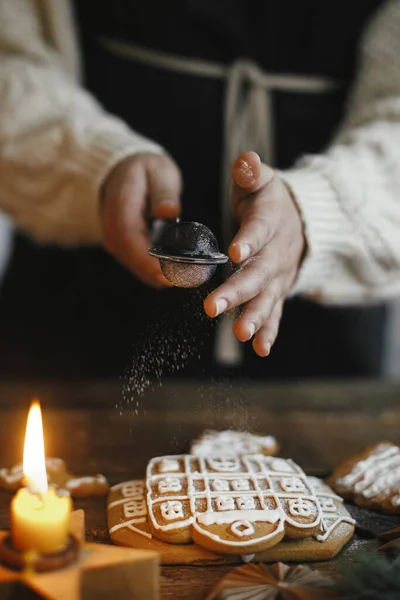 Decoración Galletas Jengibre Navidad Con Azúcar Polvo Mesa Madera Rústica — Foto de Stock