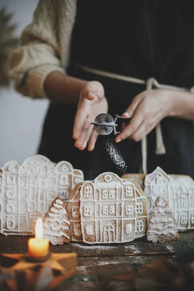 Žena Zástěře Sype Cukrový Prášek Vánoční Perníkové Domky Rustikálním Dřevěném — Stock fotografie