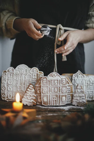 Žena Zástěře Sype Cukrový Prášek Vánoční Perníkové Domky Rustikálním Dřevěném — Stock fotografie