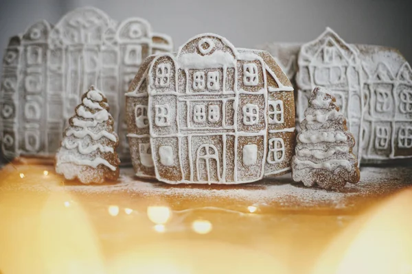 Lebkuchenhäuser Und Weihnachtsbaum Schnee Auf Rustikalem Holztisch Mit Goldenen Lichtern — Stockfoto