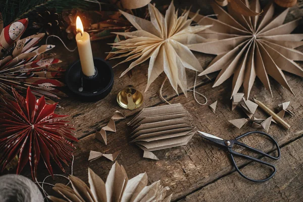 Stilvolle Weihnachtssterne Basteln Gefaltetes Bastelpapier Schwedenpapiersterne Faden Kerze Schere Auf — Stockfoto