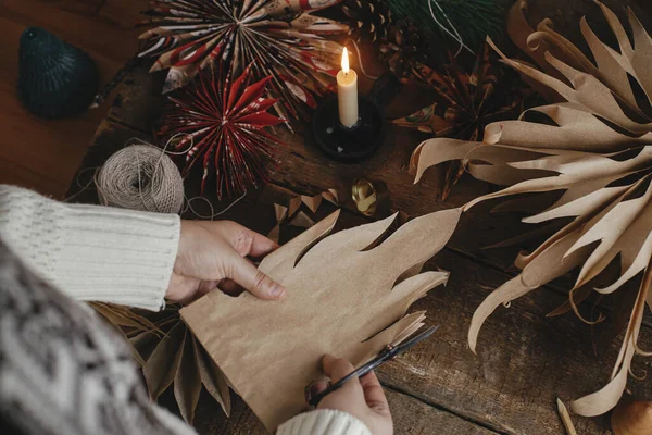 Vyrábíme Stylové Vánoční Hvězdy Ruce Řezání Hvězda Řemeslné Papírové Tašky — Stock fotografie