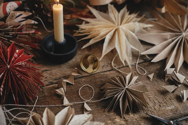 Stijlvolle Kerststerren Maken Zweden Papier Sterren Ambachtelijke Verpakking Papier Draad — Stockfoto