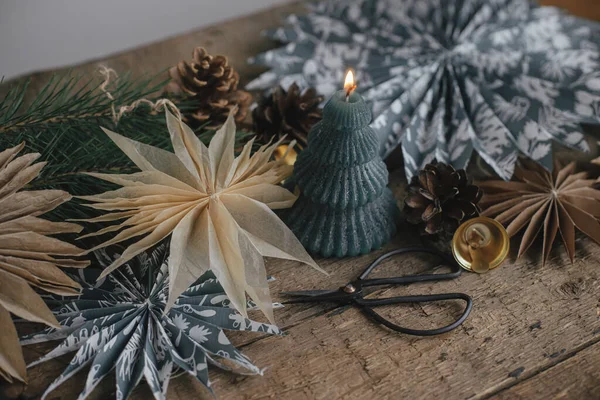 Estrelas Natal Papel Elegantes Vela Ornamentos Cones Pinheiro Mesa Madeira — Fotografia de Stock