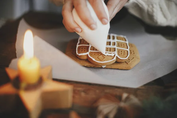 Kezek Díszítő Karácsonyi Mézeskalács Cookie Cukormázzal Fából Készült Asztalra Gyertya Stock Kép