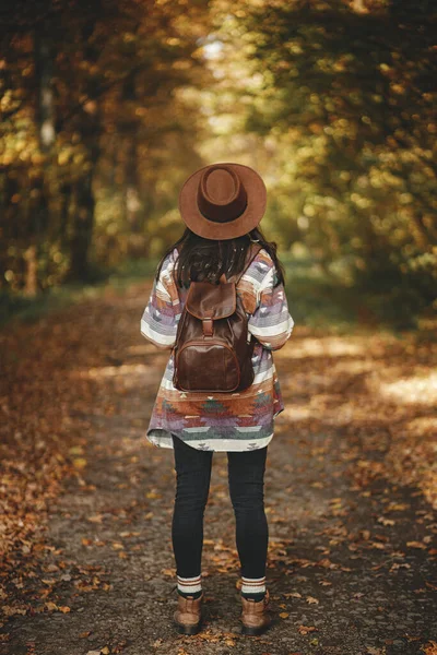 Stilvolle Frau Mit Rucksack Und Hut Spaziert Durch Sonnige Herbstwälder — Stockfoto
