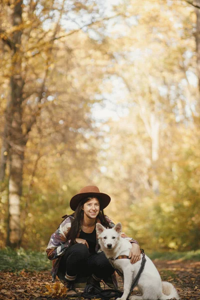 Stilvolle Frau Mit Hut Und Rucksack Sitzt Mit Süßem Hund — Stockfoto