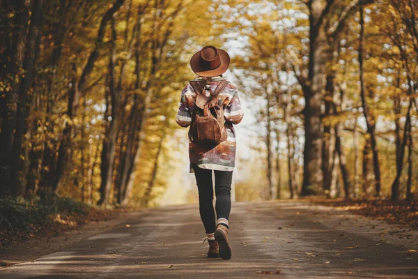 Mulher Elegante Hipster Chapéu Com Mochila Andando Estrada Bosques Outono — Fotografia de Stock