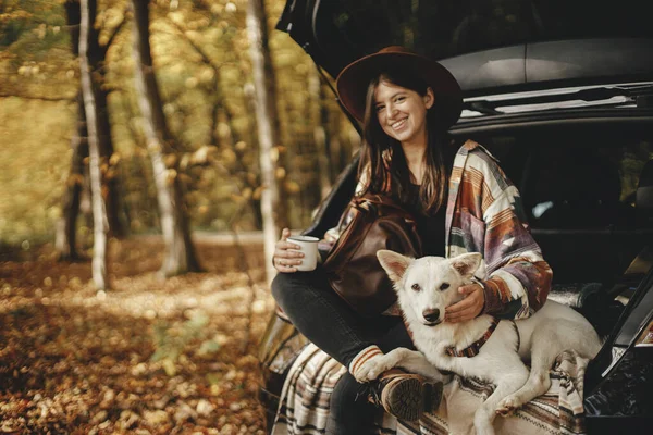 Reise Und Roadtrip Mit Haustier Stylische Glückliche Reisende Mit Tasse — Stockfoto