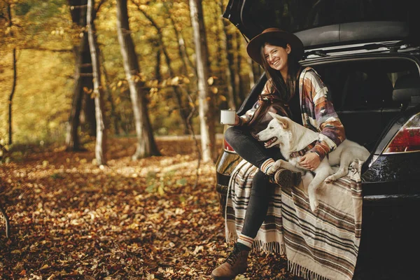 Stylische Glückliche Reisende Die Mit Niedlichem Hund Kofferraum Eines Autos — Stockfoto