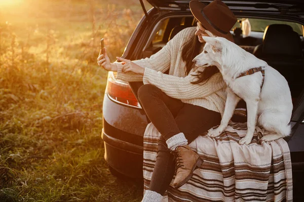Stilvolle Hipster Frau Macht Selfie Foto Mit Süßem Hund Kofferraum — Stockfoto