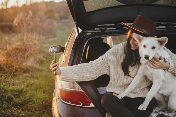 Stilvolle Hipster Frau Macht Selfie Foto Mit Süßem Hund Kofferraum — Stockfoto